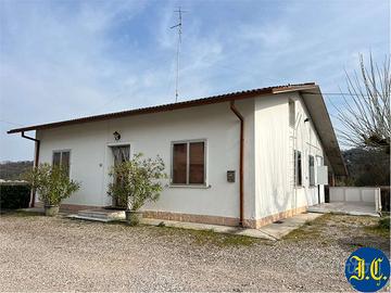 CUSTOZA - VILLA SINGOLA CON AMPIO VERDE PRIVATO.