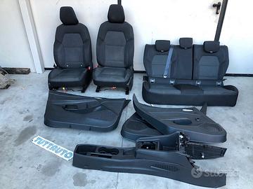 Sedili Renault Clio 2023 5 porte stoffa nera