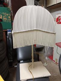 Lampada da tavolo con paralume a frange