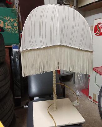 Lampada da tavolo con paralume a frange