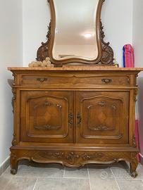 Mobile antico con specchio