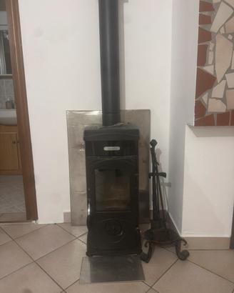 Stufa a legna bruciatutto marca NORDICA