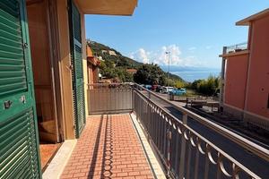Bereggi si propone quadrilocale con vista mare