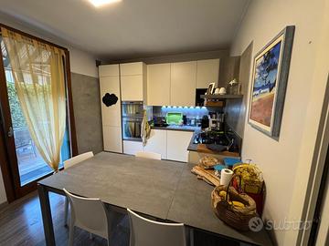 Dosson ampia porzione a schiera in zona centrale