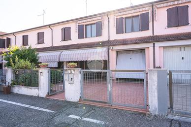 VILLA A SCHIERA A MANTOVA