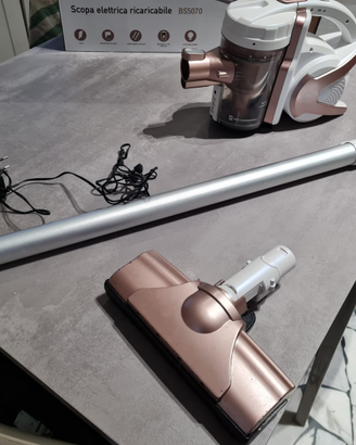 Aspirapolvere con batteria ricaricabile e accessor