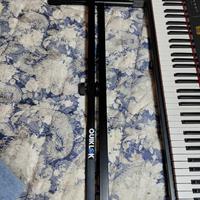 tastiera con il sostegno e il leggio