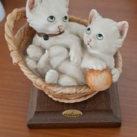 figurina di Giuseppe Armani Gatti in porcellana 