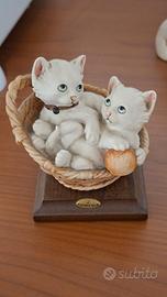 figurina di Giuseppe Armani Gatti in porcellana 