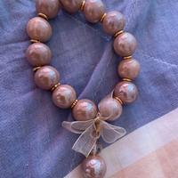 Bracciale di buona bigiotteria sul marrone e oro