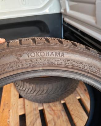 Due gomme invernali Yokohama 225/40/R19