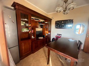 parete attrezzata arte povera con tavolo e sedie