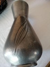 Vaso con piatto in peltro firmato "Peltro Bellotti