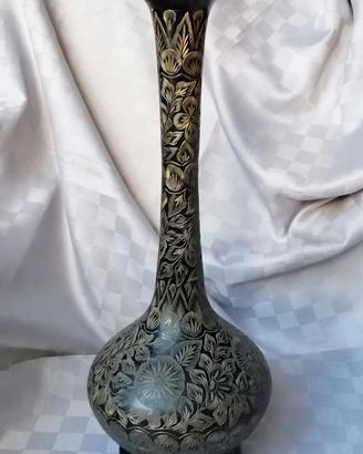 Vaso Vintage Ottone e Smalto Nero Inciso a Mano