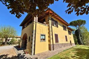 Villa di 250 m² con più di 5 locali e box auto a M