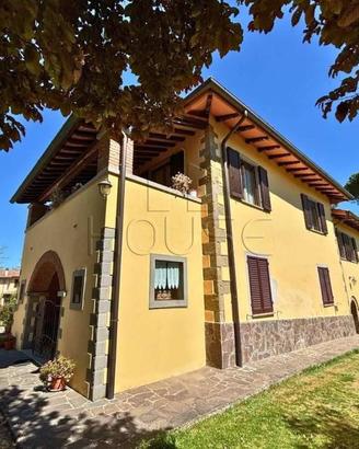 Villa di 250 m² con più di 5 locali e box auto a M