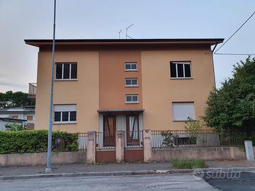 Edificio di 2 unità indip e due box auto