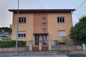 Edificio di 2 unità indip e due box auto