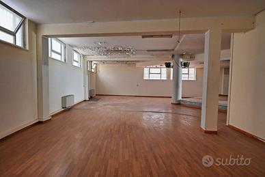 Immobile di 333 m² con 1 locale a Putignano