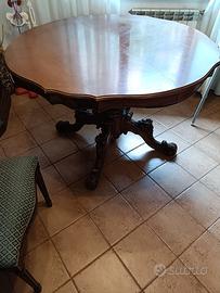 Tavolo in legno con sedie