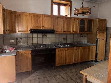 Cucina semi nuova dotata di forno elettrico