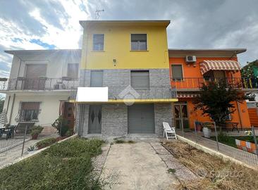 VILLA A SCHIERA CENTRALE A BORGO MANTOVANO