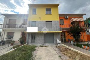 VILLA A SCHIERA CENTRALE A BORGO MANTOVANO