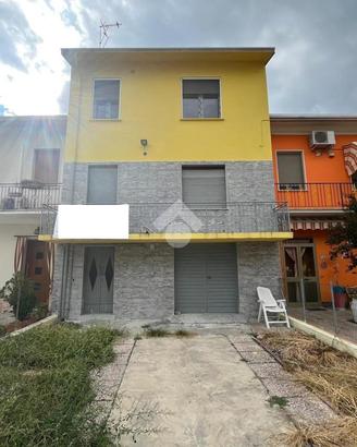 VILLA A SCHIERA CENTRALE A BORGO MANTOVANO