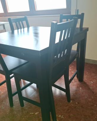 Tavolo con sedie 