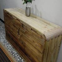 credenza bordi arrotondati legno vecchio cassetti