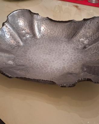 Vassoio/Centrotavola in peltro martellato