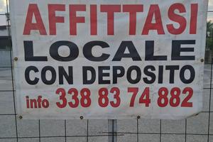 Locale commerciale con deposito