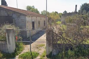 Terreno con fabbricati