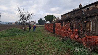 Casa con 2 capannoni e mq.25.000 di terreno