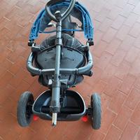Triciclo pieghevole con pedali e capotte