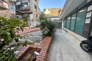 NEGOZIO A NAPOLI