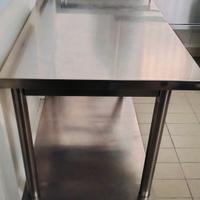 tavolo in acciaio inox 