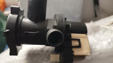  lavatrice Whirlpool pompa scarico