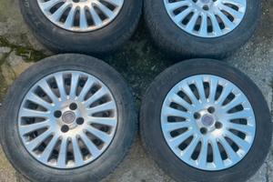 4 ruote 185/65R15 della fiat con i copri cerchi