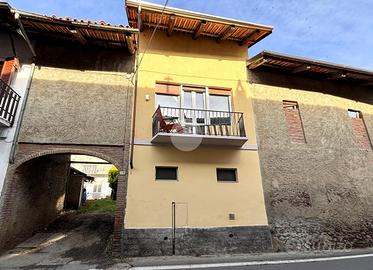 CASA DI CORTE A AZEGLIO