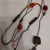 Collana lunga in corda marrone con pietre colorate