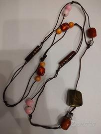 Collana lunga in corda marrone con pietre colorate