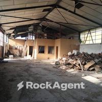 CAPANNONE INDUSTRIALE RECINTATO CON AMPIO SPAZIO E