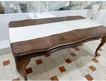 Tavolo in legno stilizzato