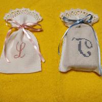 Sacchettini ricamati a mano