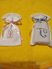 Sacchettini ricamati a mano
