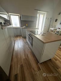 cucina laccata con elettrodomestici