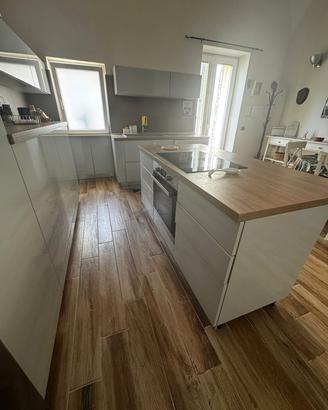 cucina laccata con elettrodomestici