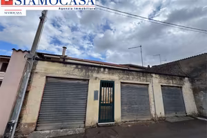 Casa con due garage e cortile