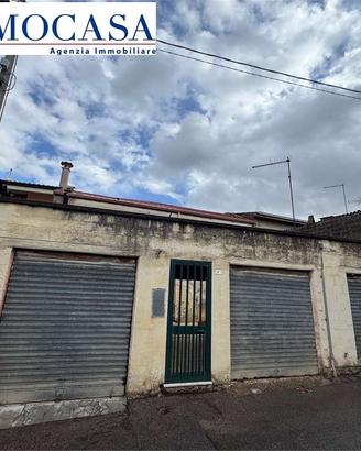 Casa con due garage e cortile